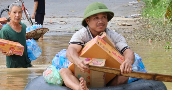 VIDEO: Lũ rút chậm, người dân chèo thuyền tự chế, trèo thang nhận đồ tiếp tế