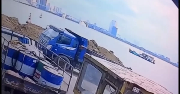 Khoảnh khắc xe tải rơi xuống biển, một tài xế tử vong tại cảng Tiên Sa ở Đà Nẵng