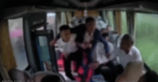 Từ chối chở nhà trai đi đón dâu vì phải chờ hơn 1 tiếng rưỡi, tài xế bị bố con chú rể đánh ngay trên xe