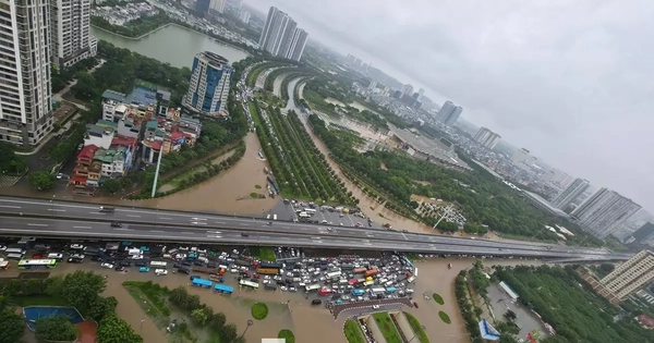 Vì sao Hà Nội bị "nhấn chìm" sau trận mưa lớn?