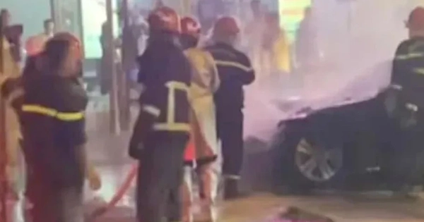 Xe ô tô Mercedes bốc cháy trên đường Hà Nội