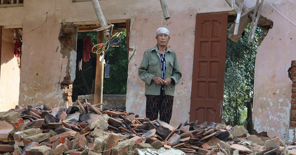 Xót xa cảnh người phụ nữ nghèo đơn thân có gian nhà cũ và 10 triệu đồng tích góp bao năm bị lũ cuốn