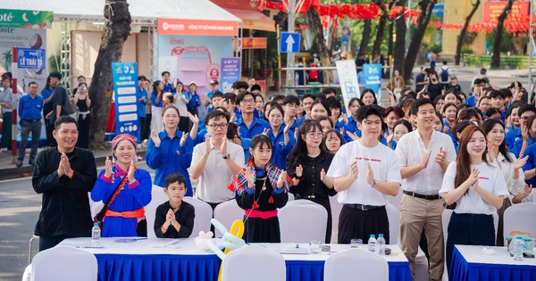 Ngày hội “Gia đình trẻ hạnh phúc 2025” khai mạc tại Hồ Gươm