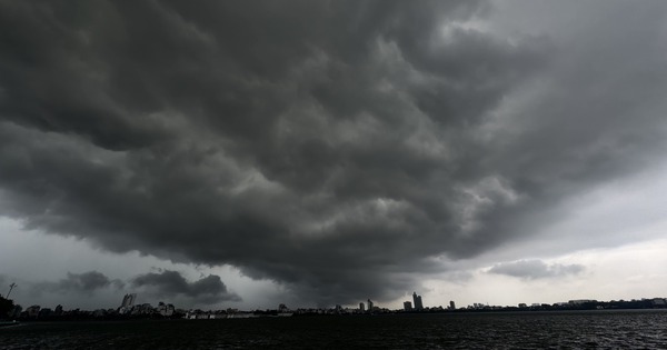 Cảnh báo mưa dông sầm sập kéo đến Hà Nội