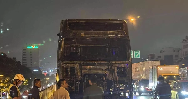 Hà Nội: Xe tải bốc cháy ngùn ngụt ở đường Vành đai 3 trên cao