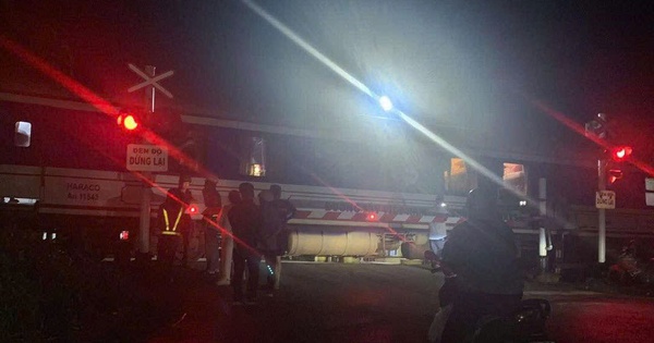 Tàu hỏa tông trúng người đàn ông nằm trên đường ray