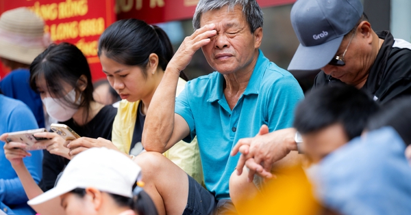 Cảnh tượng lạ lùng trước nhiều cửa hàng ở Hà Nội khi giá vàng nhẫn tăng vượt 151 triệu/lượng