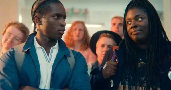 Xem phim Sex Education, tôi lại thấy giận chồng vô cùng: Chỉ vì 1 câu nói lạnh lùng của anh mà con trai suýt rơi vào bi kịch!