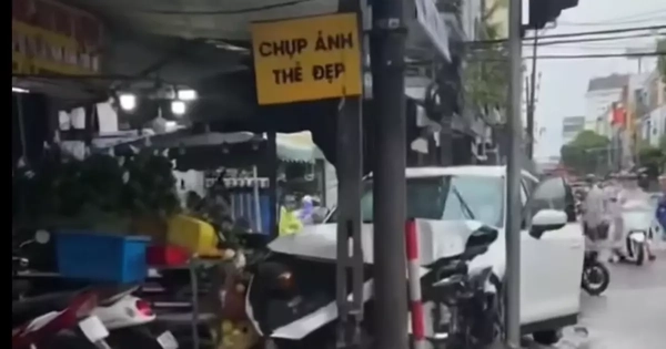 Ô tô mất lái lao vào cửa hàng hoa, 2 người bị thương