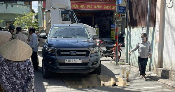 TP HCM: Cụ bà tàn tật bị xe bán tải tông tử vong