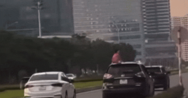 Xử phạt người phụ nữ để con ngồi trên nóc ô tô đang di chuyển