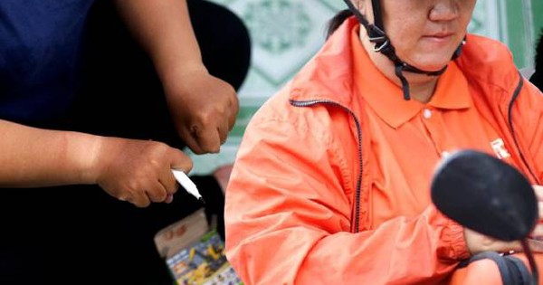 Phía sau đôi bàn tay “hai màu” của người mẹ shipper: “Lúc anh ấy mất, chị mang bầu 2 tháng…”