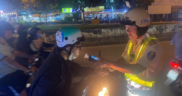 Bất ngờ với hành động của người vi phạm nồng độ cồn ở TP HCM