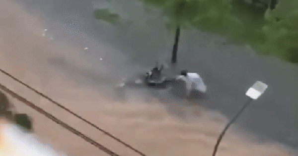 Khoảnh khắc 2 mẹ con bị nước lũ cuốn trước cổng chung cư và lời kể của người bảo vệ lao xuống cứu