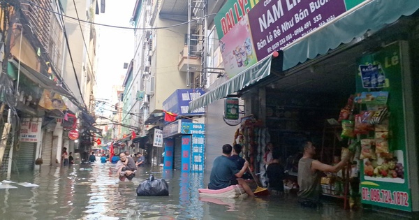 Gần 48 giờ người dân Phú Đô vật lộn trong mưa ngập sâu và cô lập