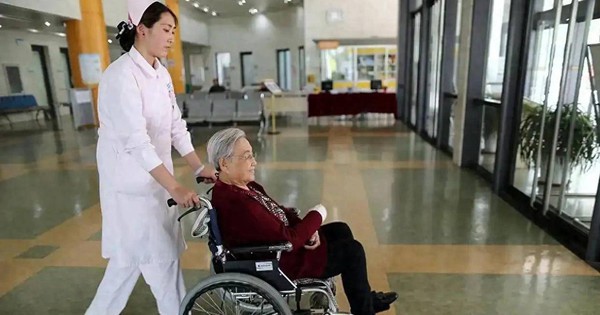 Sau cơn bạo bệnh ở tuổi 70, tôi mới biết đứa con hiếu thảo của mình trong mắt hàng xóm lại là người như vậy