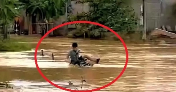 Cứu sống nam sinh lớp 7 bị lũ cuốn trôi khi đi qua đoạn đường ngập