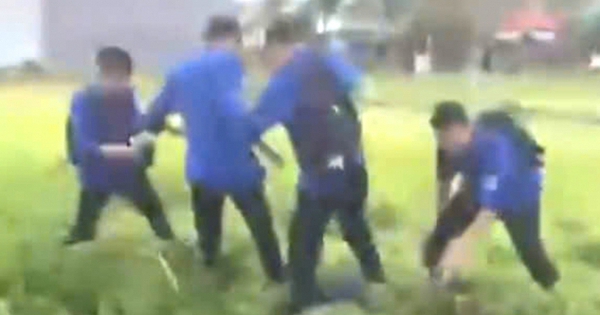 4 học sinh lớp 10 đánh đàn anh gãy sống mũi