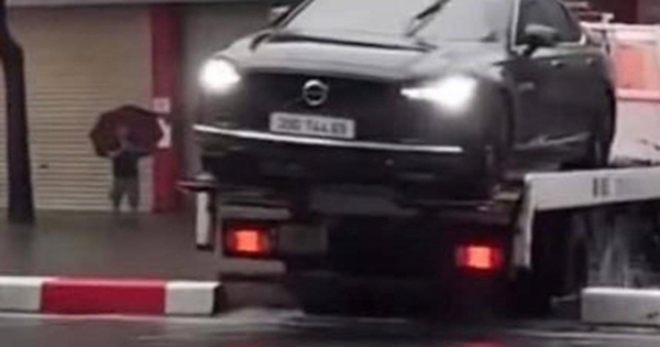 Phạt 5 triệu đồng tài xế xe cứu hộ "trèo" qua dải phân cách ngày Hà Nội mưa ngập