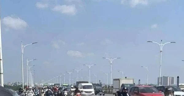 Hà Nội: Hai xe máy va chạm trên cầu Vĩnh Tuy, một người tử vong