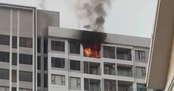 NÓNG: Cháy căn hộ chung cư RiverGate TP.HCM, hàng trăm người tháo chạy