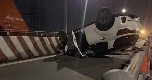 Điều tra vụ ô tô màu trắng "phơi bụng" trên cầu Bình Lợi, TP HCM