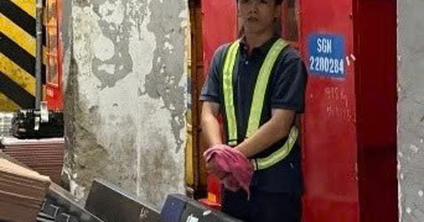 Bắt 1 nhân viên hàng không trộm tài sản trong hành lý ký gửi