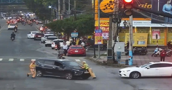 VIDEO: Thiếu tá CSGT bị ô tô tông, bám nắp ca-pô