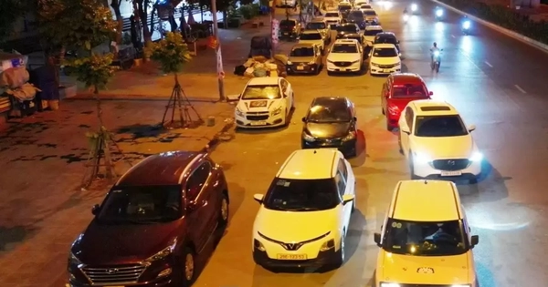 Cận cảnh tuyến đường được Trưởng Phòng CSGT Hà Nội nói "về đêm là thành bãi xe khổng lồ"