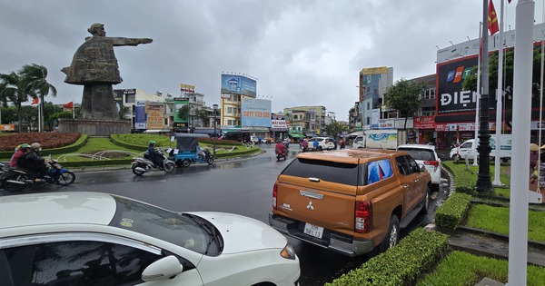 Lo mưa đặc biệt lớn, nhiều tài xế Đà Nẵng "mách nhau" đưa xe ô tô “giành chỗ” tránh ngập
