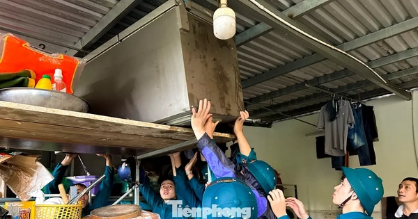 Đà Nẵng trước giờ bão vào: Lực lượng chức năng gõ cửa từng nhà hỗ trợ dân kê đồ, di dời