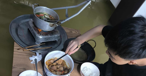 Bên trong ngôi làng bị triều cường "tấn công", nước lụt bủa vây nhiều ngày