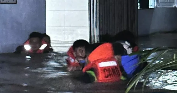 TPHCM: 127 người được đưa đến nơi an toàn trong trận ngập sâu gần 2m