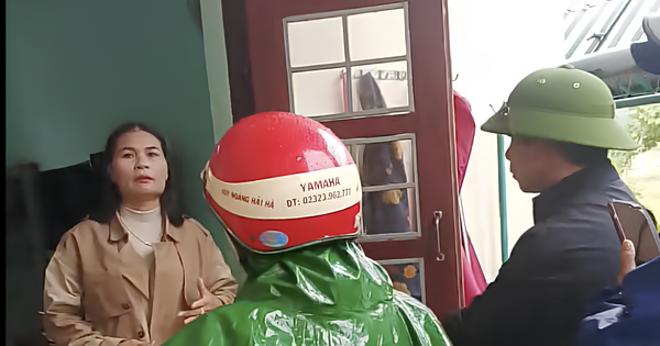 Phó hiệu trưởng bị đình chỉ bất ngờ trở lại trường, học sinh hô vang “Cô Huế về đi!”