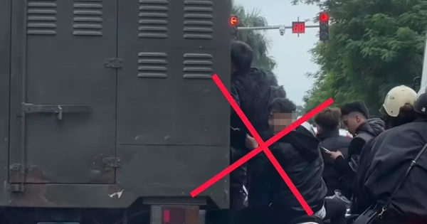 CSGT Hà Nội xử lý nhóm thanh niên ‘đầu trần’ đi xe máy, bám vào xe chở phạm nhân