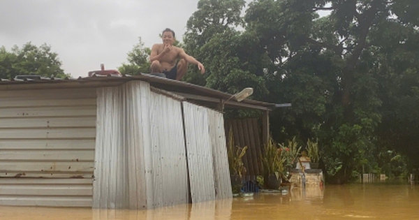 Trận lũ lịch sử ở Huế: Nước chưa rút, người dân lên mái nhà chờ cứu hộ