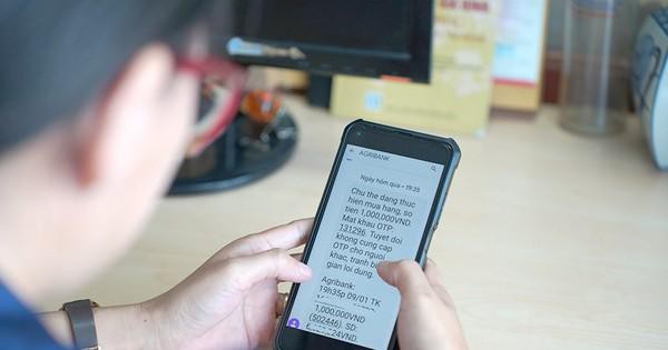 Phát hiện người phụ nữ ở Hải Phòng liên tục nhìn điện thoại khi giao dịch ngân hàng, công an lập tức có mặt