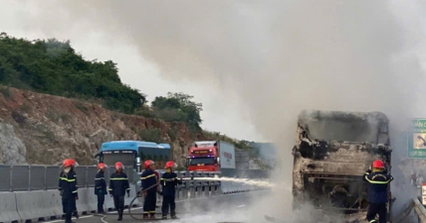 Xe khách cháy rụi trên cao tốc Cam Lâm - Nha Trang, 30 hành khách thoát thân