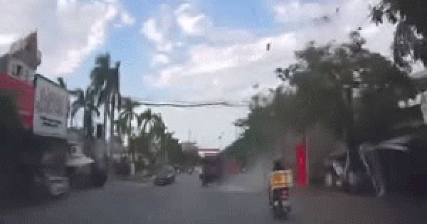 Camera cận cảnh vụ nổ lớn tại ki-ốt cạnh sận vận động ở Hải Phòng khiến người dân hoảng sợ