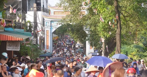 Biển người đổ về Phú Nghĩa