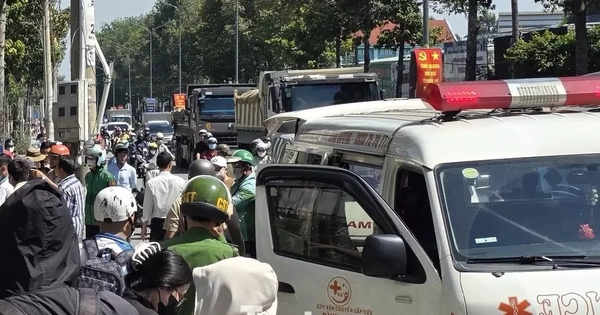 Taxi tông cây xanh, cuốn xe máy rồi lao vào nhà dân, một người tử vong