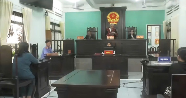 Cụ ông dẫn người tình về chụp ảnh trước bàn thờ vợ gây phẫn nộ