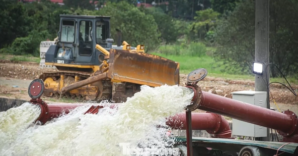 6 máy bơm hoạt động ngày đêm ‘giải cứu’ xóm ngập cả tuần ở Hà Nội
