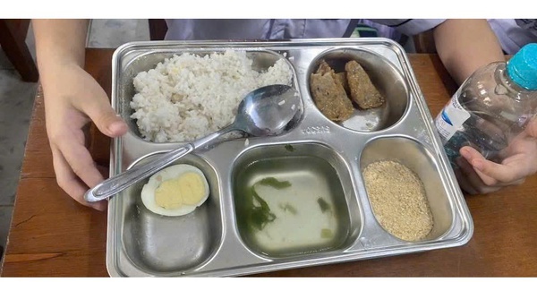 Có gì ở bữa ăn 25.000 đồng của học sinh đang gây "bão" ở Quảng Trị?