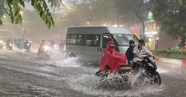 Nóng: Hà Nội xảy ra mưa dông ở nhiều nơi, cảnh báo ngập ở hàng loạt tuyến phố