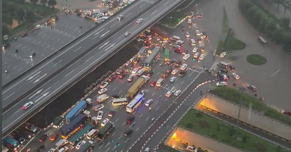 Mưa dữ dội suốt đêm, Hà Nội lại ngập kinh hoàng ở nhiều tuyến phố