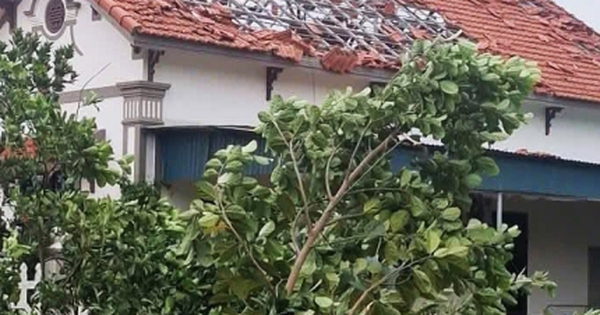 Lốc xoáy quật đổ tường, trụ điện ở Hải Phòng