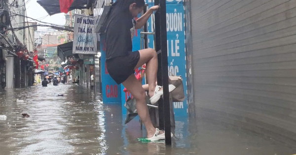 VIDEO: Trong nhà ngập sâu, người dân Phú Đô phải đu thang thoát ra ngoài