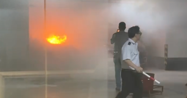 Cháy ô tô trong hầm giữ xe trung tâm thương mại Takashimaya