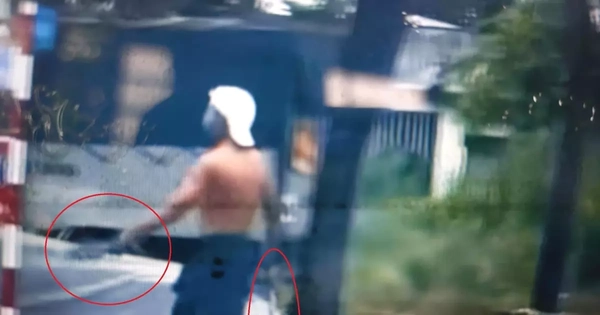 Khống chế người đàn ông cầm dao biểu hiện bất thường trên đường